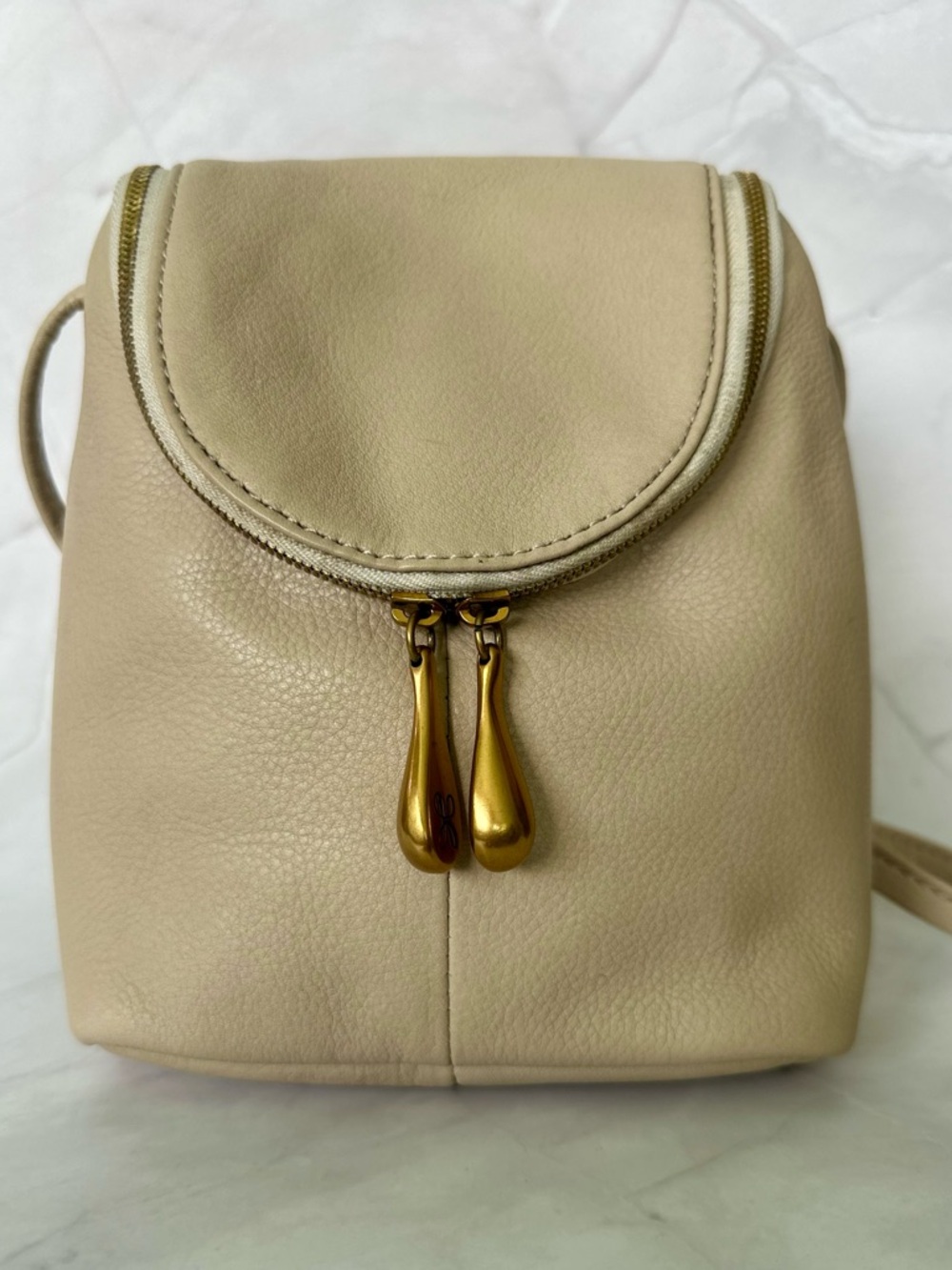 HOBO Fern Crossbody Bag - Pebbled Leather - Sandstorm / Taupe